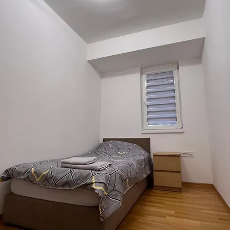 Urbanluxe Rent شقة *
